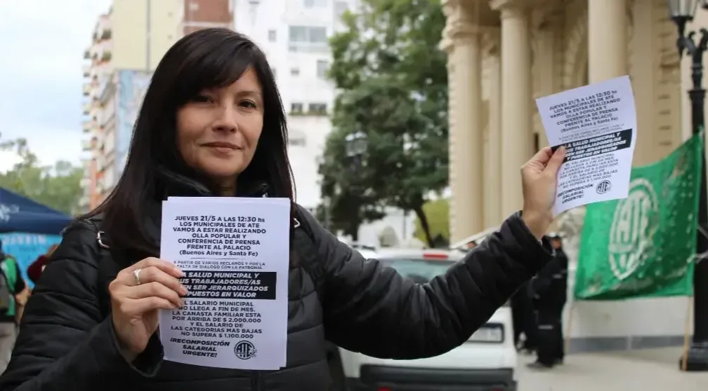 Municipales de ATE Rosario realizaron una olla popular frente al Palacio de los Leones en reclamo de salarios y regularización laboral