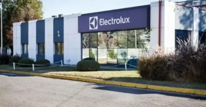 Electrolux suspende a 400 empleados y la UOM advierte por la crisis industrial en Rosario