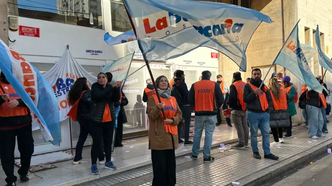 La Bancaria Rosario se movilizó contra Nación Servicios y advirtió que podría profundizar el conflicto