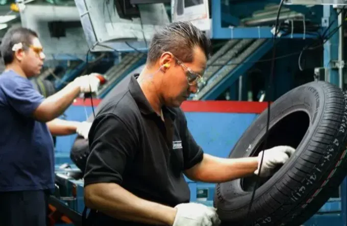 Pirelli anunció un fuerte ajuste con recorte de turnos y retiros voluntarios