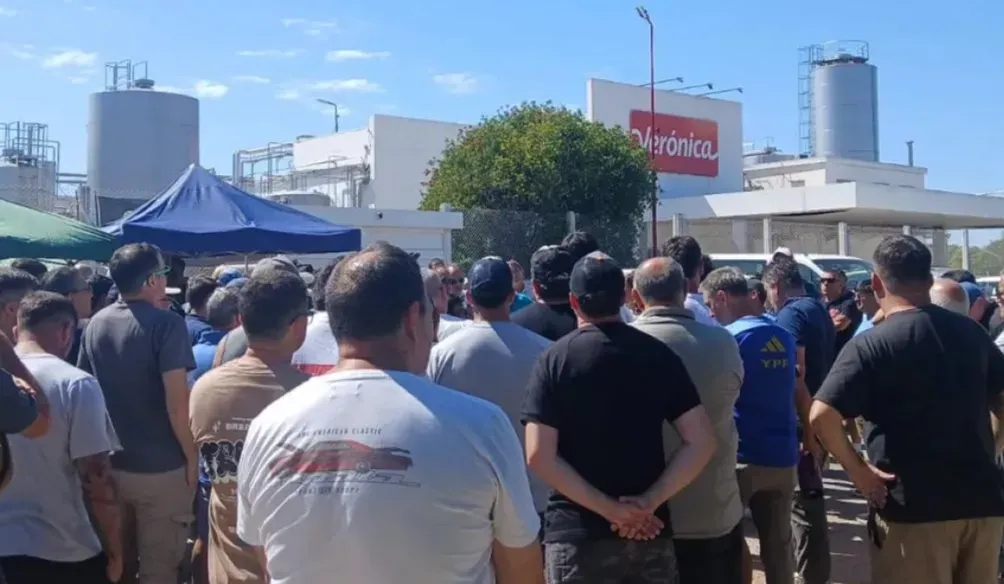 Trabajadores de Lácteos Verónica acampan en la planta de Lehmann y llevaron el reclamo al Concejo de Rosario