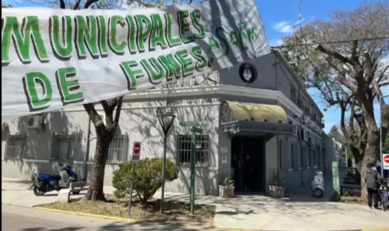 ASOEM endurece el conflicto en Funes con un paro de 48 horas mientras Santacroce viaja al Mundial