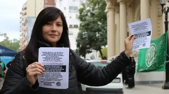 Municipales de ATE Rosario realizaron una olla popular frente al Palacio de los Leones en reclamo de salarios y regularización laboral