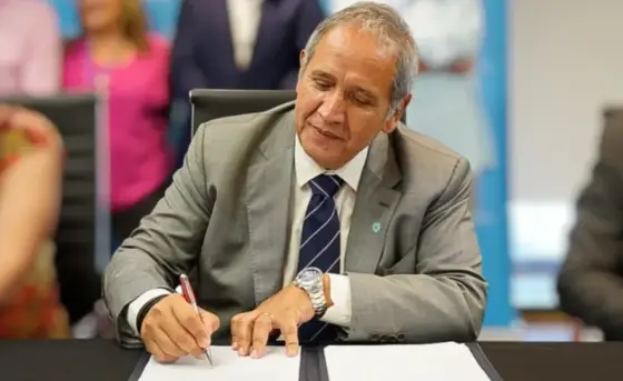 Los bancarios acordaron una nueva actualización salarial y el sueldo inicial supera los $2,3 millones