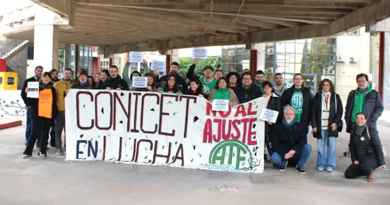 Ciencia en lucha: Científicos de Rosario se movilizaron por 379 despidos en Conicet