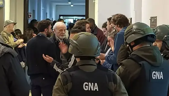 Tensión nuclear: Gendarmería desalojó a palazos una protesta por 170 despidos en la CNEA