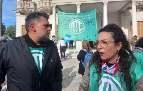 Abrazo solidario a IAPOS: ATE Rosario protestó contra el vaciamiento de las prestaciones y repudió los "ingresos militantes" de LLA en el PAMI