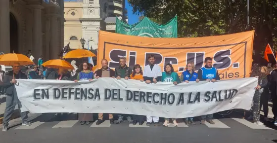 Masiva marcha en Rosario por la salud: Gremios advierten que el ajuste en salud cuesta vidas