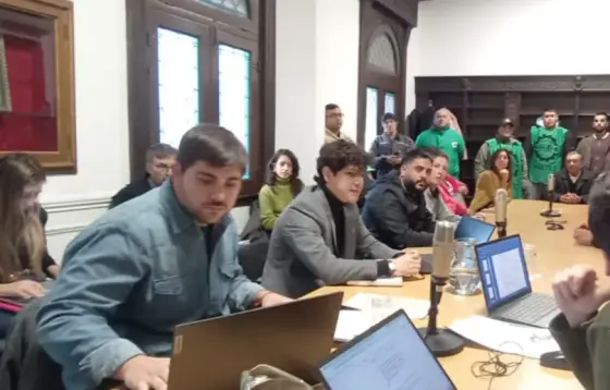 Los cadetes en el Concejo: Exigen actualizar una ordenanza de hace 25 años para regular a las aplicaciones