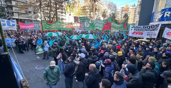 Masivo acto de los gremios en Rosario: Declararon "Persona No Grata" al presidente Javier Milei en el Día de la Bandera