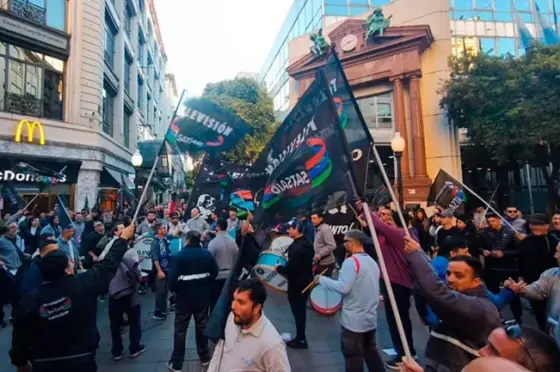 Masiva movilización de los trabajadores de televisión copó el centro rosarino en reclamo de paritarias