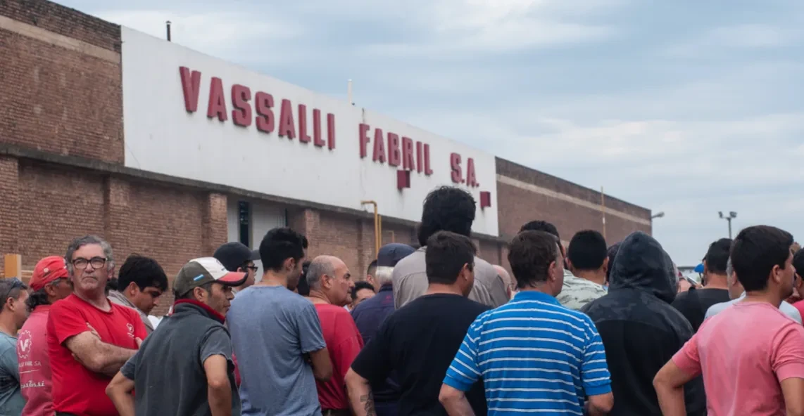 Vassalli presentó una propuesta tras meses de conflicto y los trabajadores decidirán en asamblea