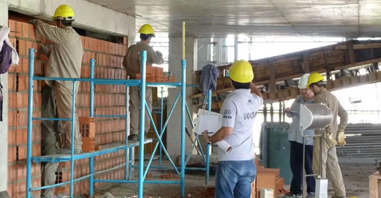 La UOCRA acordó un aumento salarial escalonado y sumas no remunerativas hasta mayo