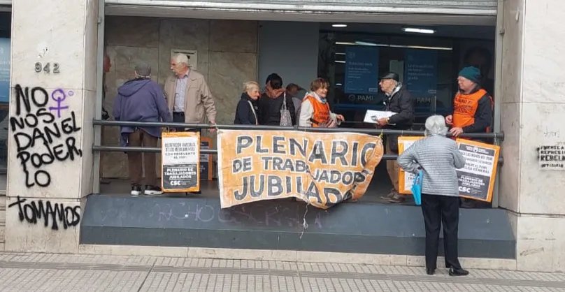 Jubilados en lucha: Concentración frente al PAMI Rosario por un aumento del 100% y la reincorporación de Melina Gutiérrez