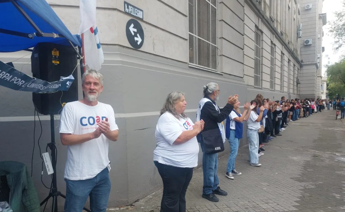 Ruidazo y abrazo solidario en Ingeniería: La UNR se planta contra el desfinanciamiento 