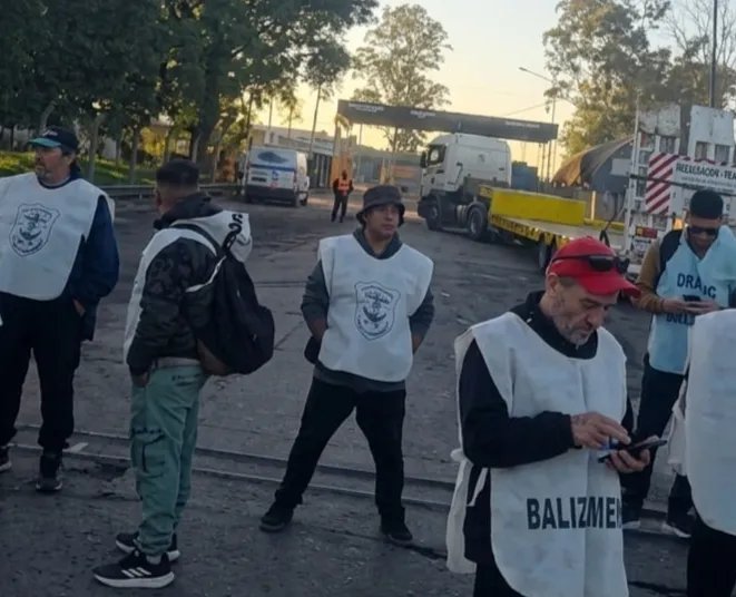 Dragado y Balizamiento bloquea el puerto de Rosario: Denuncian zona liberada y robo de herramientas